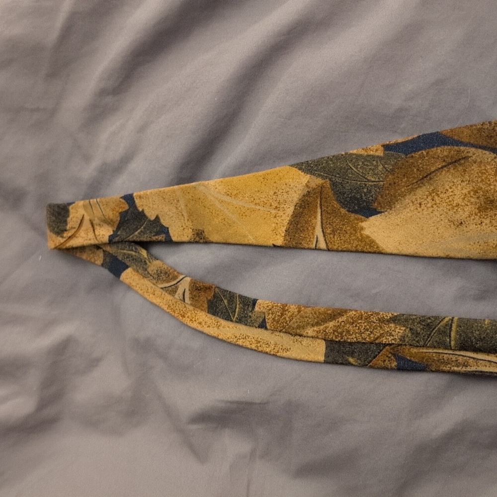 Leaf Patterned Tie - Picture 4 of 6